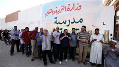 Des �lecteurs attendant l'ouverture d'un bureau de vote dans la circonscription de Tajura � 