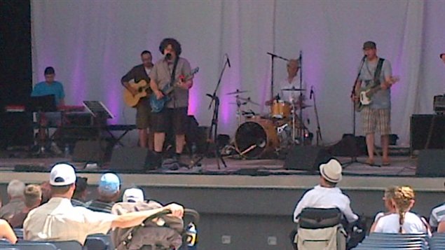 L'artiste Dave Poulin sur la scène du festival