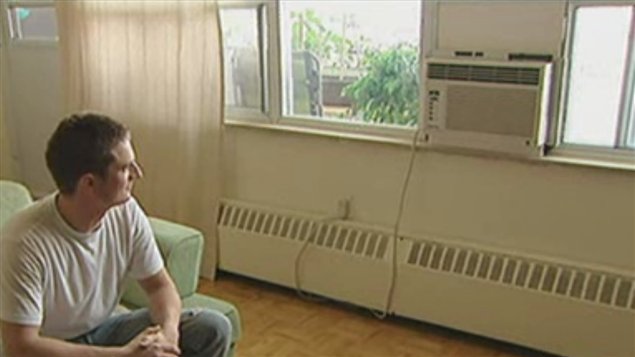 Un locataire profite de son climatiseur