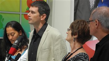 Steven Dennis s'est adressé aux médias dimanche à Toronto entouré de sa compagne et de ses parents.