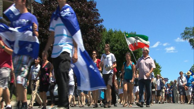 Des manifestants demandent au maire Marcotte de quitter son poste.