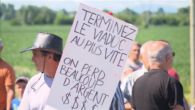 Des manifestants dénoncent la lenteur des travaux de reconstruction d'un viaduc à St-Mathieu.