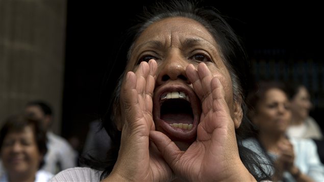 Comme cette femme, des dizaines de milliers de Mexicains ont manifesté dans la capitale