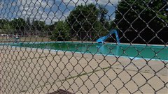 La piscine du Parc Larocque sera fermée une bonne partie de l'été (archives).