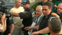 Le maire Richard Marcotte escort� par des policiers � son entr�e dans l'H�tel-de-Ville