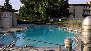 Les victimes flottaient dans cette piscine d'un immeuble à logements lorsqu'elles ont été secourues.