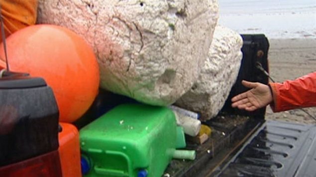 Des b�n�voles ramassent des d�bris sur les plages de l'archipel Haida Gwaii au large de la Colombie-Britannique.
