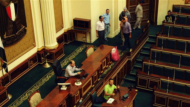 Des employés s'activent à l'intérieur du Parlement égyptien le 9 juillet.