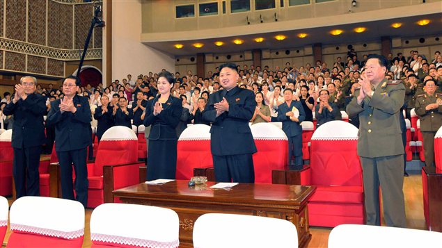 La mystérieuse femme est apparue aux côtés de Kim Jong-un vendredi, lors d'un concert.