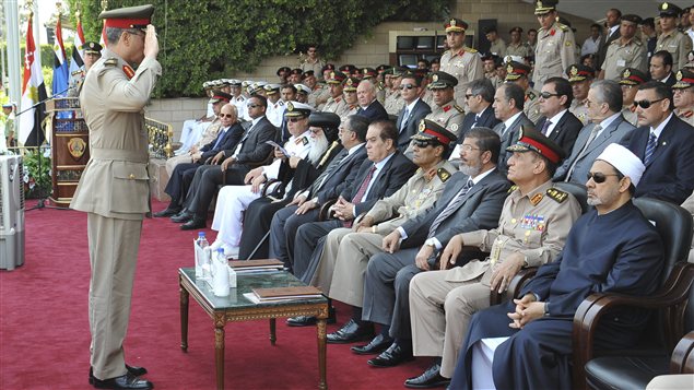 Le président Mohamed Morsi (première rangée, troisième à partir de la droite) a assisté à un défilé militaire aux côtés du maréchal Tantaoui (quatrième à partir de la droite).
