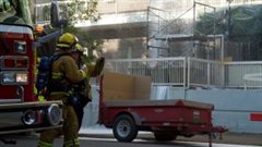 Des pompiers devant l'immeuble en feu à Regina
