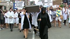 Les scientifiques ont manifesté par centaines à Ottawa, en juillet 2012, pour marquer leur opposition aux compressions infligées à la recherche scientifique par le gouvernement conservateur de Stephen Harper. Les scientifiques ont manifesté par centaines à Ottawa, en juillet 2012, pour marquer leur opposition aux compressions infligées à la recherche scientifique par le gouvernement conservateur de Stephen Harper.