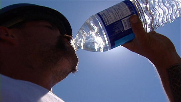 Un ouvrier boit de l'eau