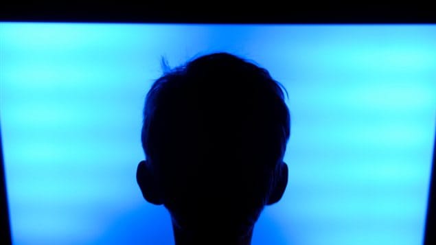 Un enfant devant la télévision