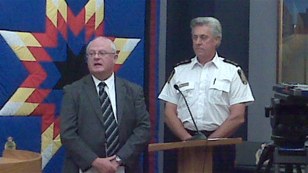 Le sergent John O'Donovan (gauche) et le chef de la police de Winnipeg Keith McCaskill (droite).