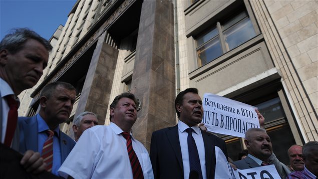 Des députés du Parti communiste manifestent contre l'adhésion de la Russie à l'OMC.