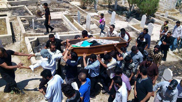 Cette photo fournie par Shaam News Network, le réseau des insurgés, montrerait l'enterrement d'une victime de la répression du régime à Al-Tal, près de Damas. AFP ne peut vérifier l'authenticité de cette photo.
