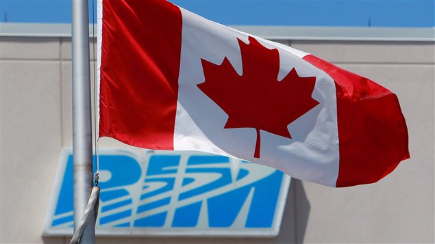 Le drapeau canadien devant le logo de RIM à Waterloo, en Ontario.