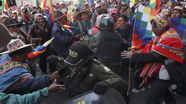 Membres des communautés de la région de Malku Kota lors d'une manifestation à La Paz contre les opérations minières de la SAS.