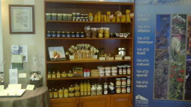 Un présentoir de produits régionaux a été installé à l'Office du tourisme de Val-d'Or.