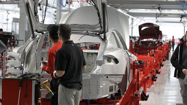 Des employés d'une usine de fabrication automobile.