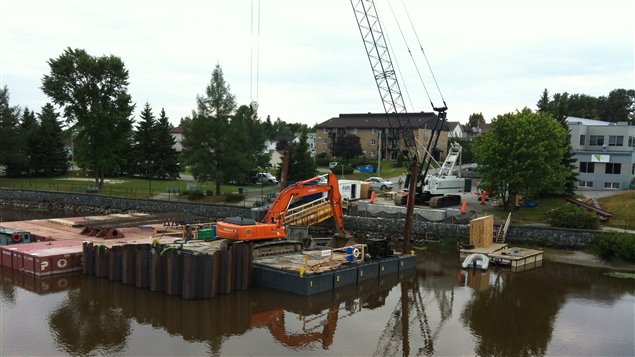 La construction du pont temporaire, à Amos