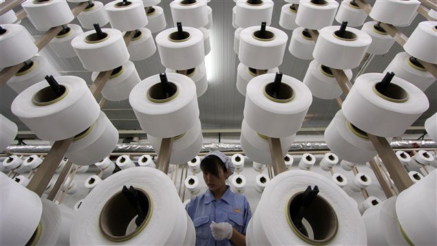 Une travailleuse chinoise dans une usine de Jinjiang, dans la province de Fujian