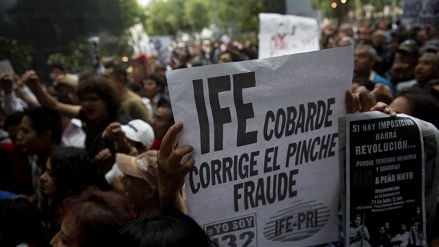 Des partisans de l'ancien candidat à la présidence de la coalition de gauche, Andres Manuel Lopez Obrador, contestent la validité des élections.