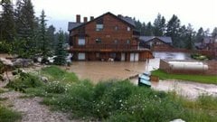 L'hôtel Fairmont Hot Springs sous les eaux