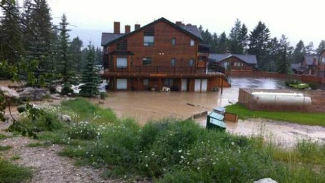 L'hôtel Fairmont Hot Springs sous les eaux