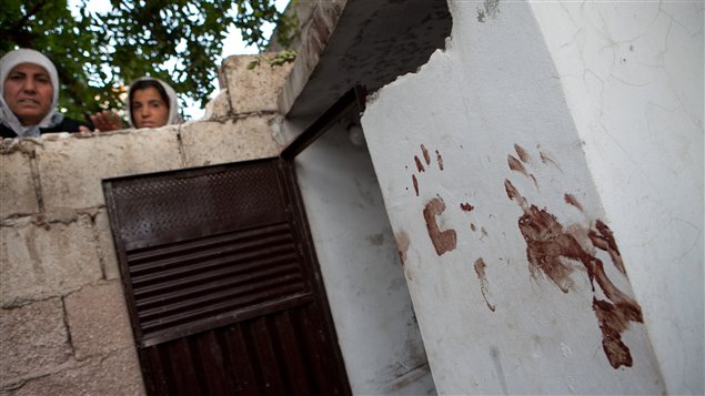 Des taches de sang sur un mur du village de Treimsa