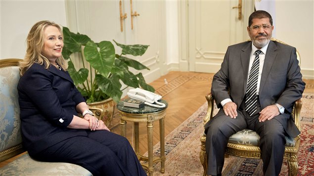 La secrétaire d'État américaine Hillary Clinton et le président égyptien Mohamed Morsi