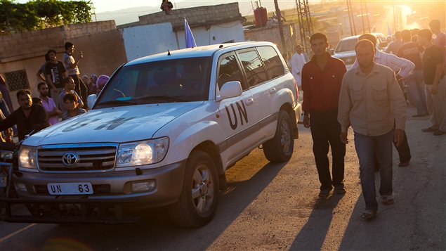 Les résidents du village de Treimsa entourent les véhicules des observateurs de l'ONU à leur arrivée, le 13 juillet.