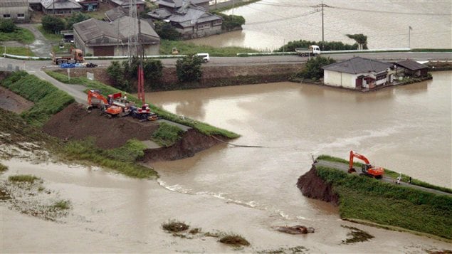 Digue emportée par les flots à Yanagawa, dans la préfecture de Fukuoka
