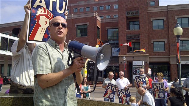 Des employés de Codiac Transpo manifestent au centre-ville de Moncton.