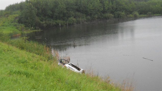 La voiture est tombée dans ce plan d'eau dimanche