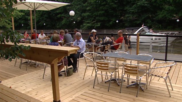 Le restaurant aménagé sur les berges du canal Rideau