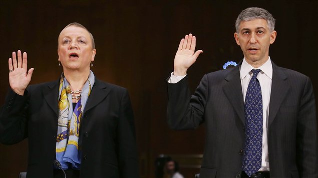 Irene Dorner (gauche), PDG de HSBC et le directeur des affaires juridiques de la Banque Stuart Levey.