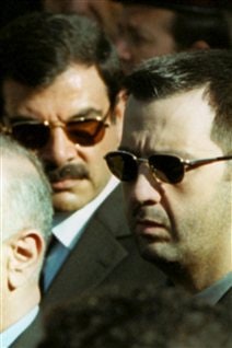 Assef Chawkat (gauche), pris en photo en juin 2000 aux côtés de Maher Al-Assad, le frère du président