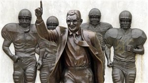 Statue de Joe Paterno à Penn State
