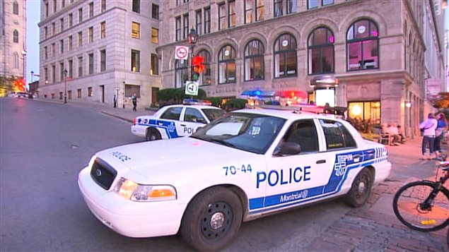 L'opération policière aurait débuté vers 20h dans le Vieux-Montréal, près des rues McGill et Saint-Laurent