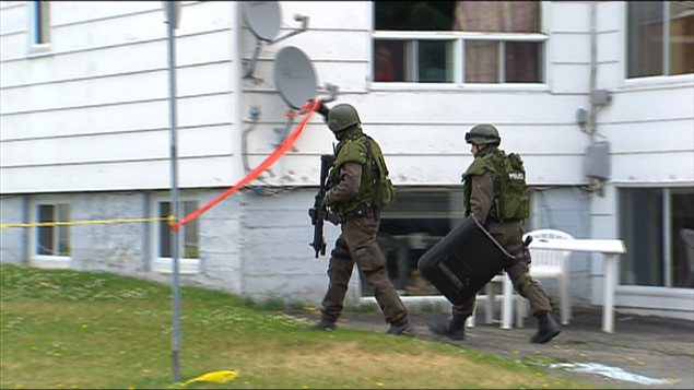 Les policiers ont érigé un vaste périmètre de sécurité autour de la résidence du forcené, le 18 juillet 2012