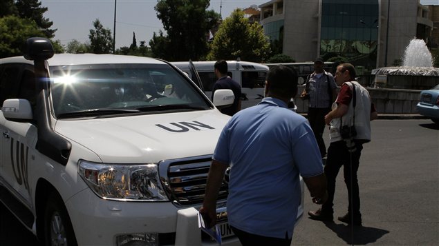 Un véhicule de l'ONU arrive à proximité du lieu où s'est produit un attentat-suicide, mercredi, à Damas.
