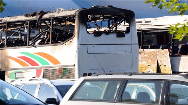 Deux autres autobus ont pris feu après l'explosion