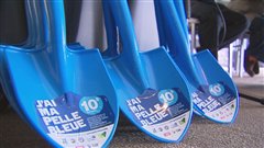 Les pelles bleues sont à vendre au coût de 10 $.