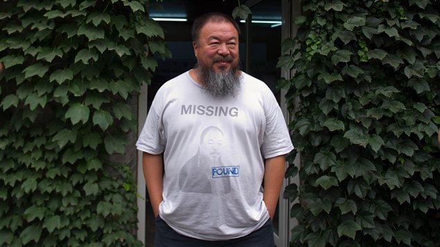 L'artiste chinois Ai Weiwei attend l'arrivée de son avocat devant sa demeure le 20 juillet 2012.