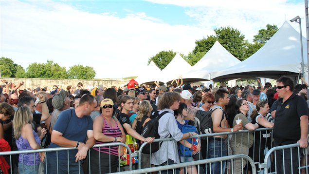 La foule entre sur le site des Plaines