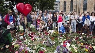 Des gerbes de fleurs sont déposées devant la cathédrale d'Oslo, le 22 juillet. 
