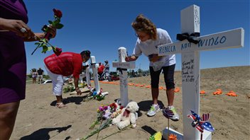 USA : Carnage dans un cinéma projetant Batman! (c'est fou!) AFP_120722_wo9xs_aurora-hommages_6
