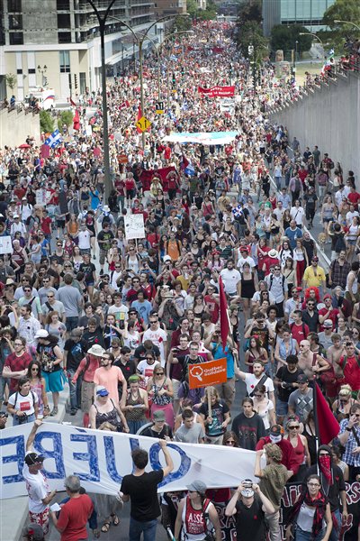 Des milliers de personnes manifestent dans les rues de Montréal